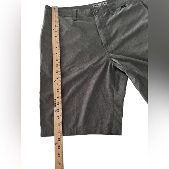 Travis Mathew Men’s Shorts - Picture 3 of 5